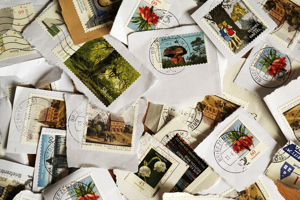 Kirjekuorista leikattuja postimerkkejä päällekkäin.
