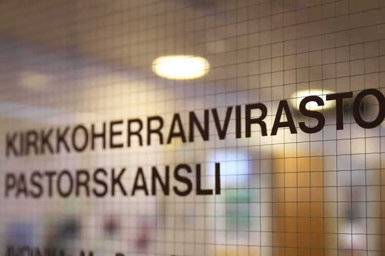 Kirkkoherranviraston sisäänkäynti.