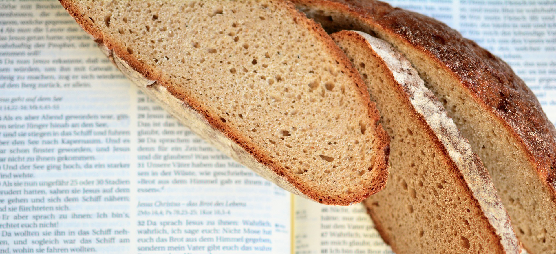 Leipäviipaleet ja Raamattu kuvaavat elämän leipää.