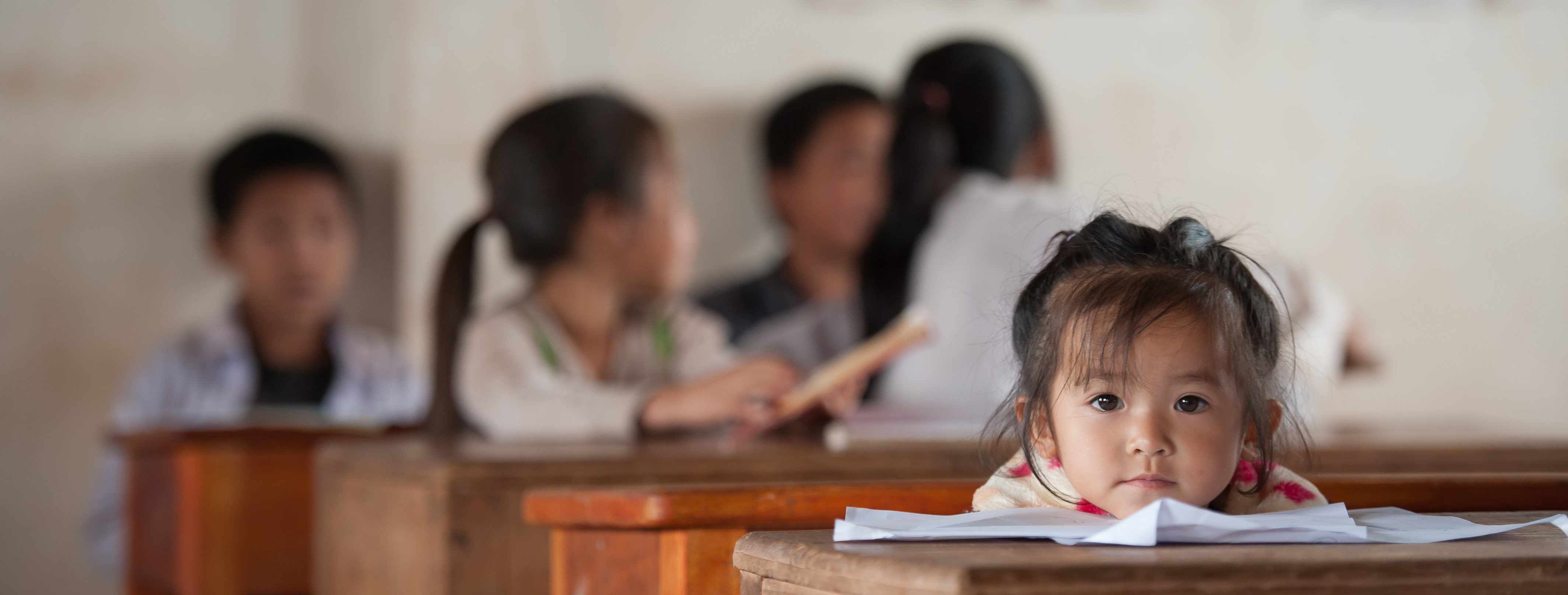 Opettajan tytär seuraa opiskelua Laosissa.