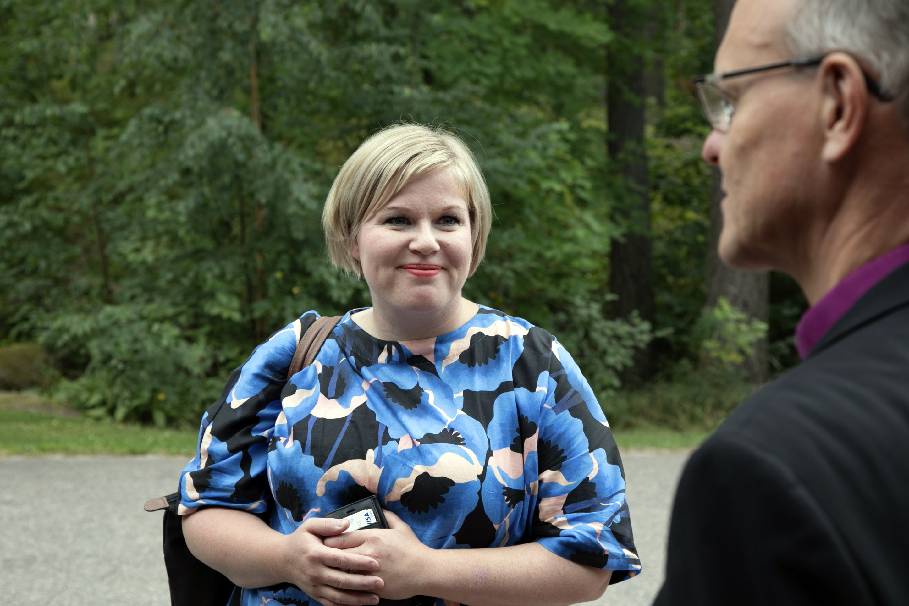 Ministeri Annika Saarikko ja arkkipiispa Tapio Luoma kirkolliskokouksessa.