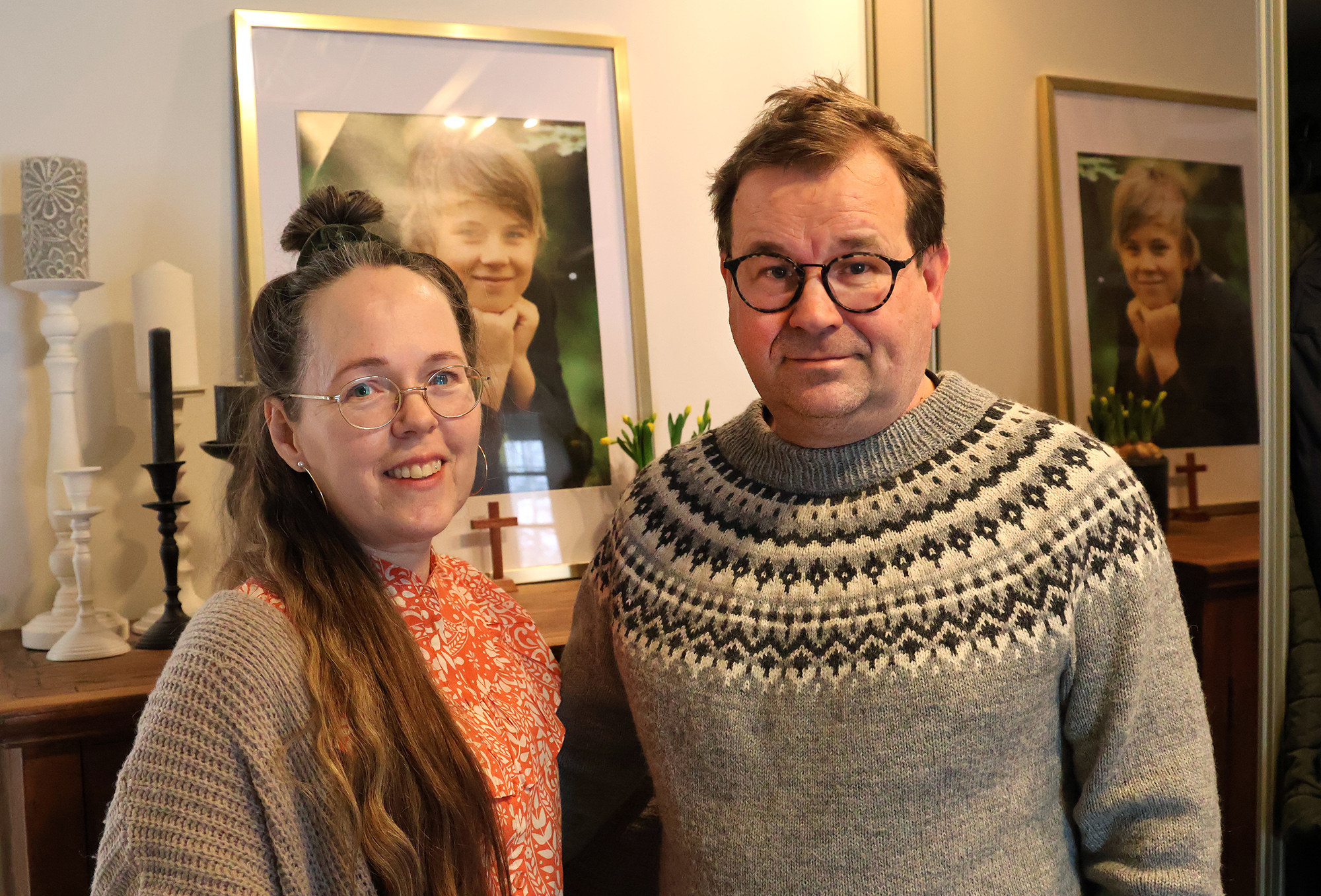 Marjo ja Tommi Syrjälä kodissaan Eelin valokuvan äärellä.