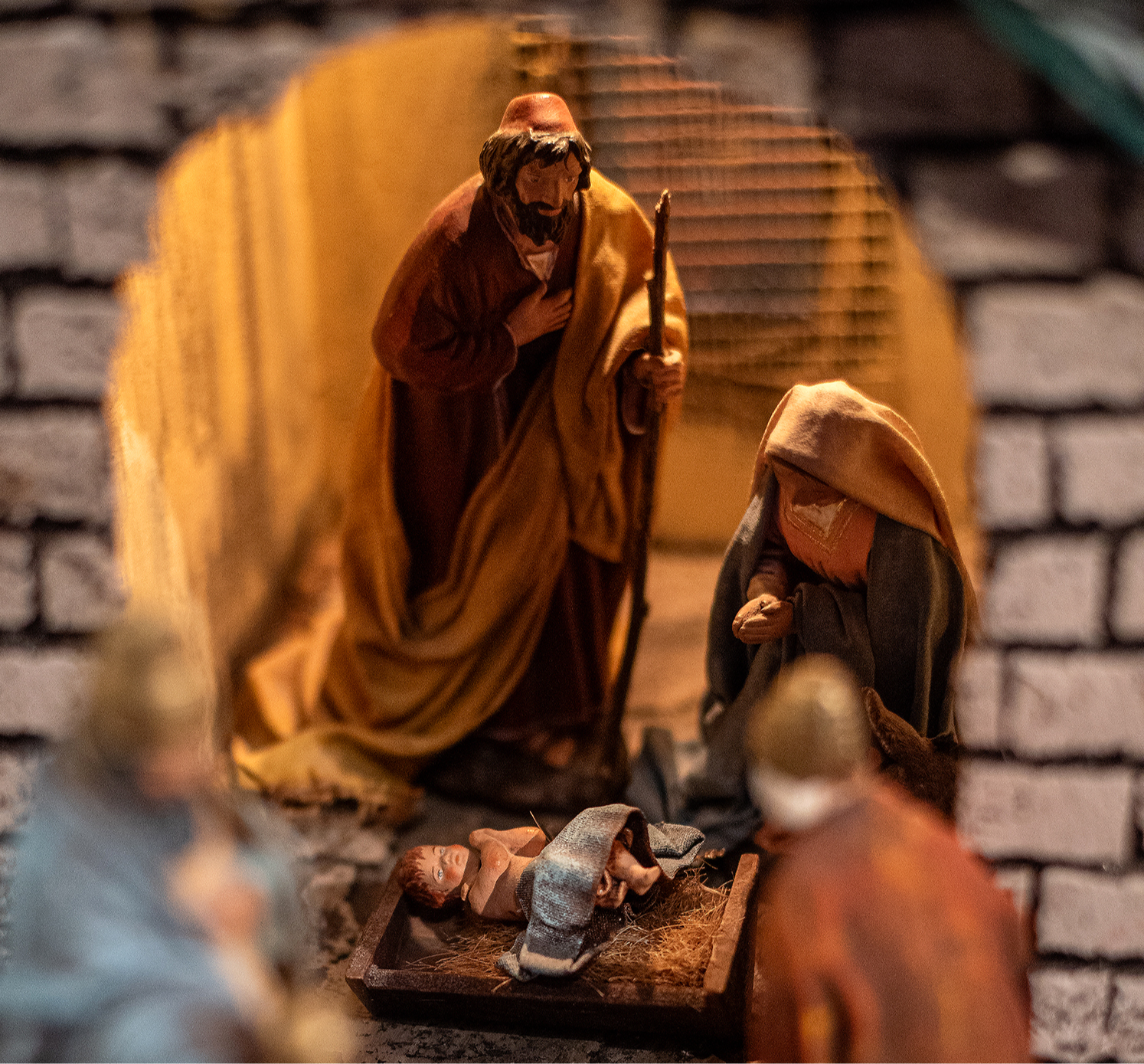 Yksityiskohta seimestä, missä Jeesus-lapsi makaa Neitsyt Marian ja Joosefin silmien alla.