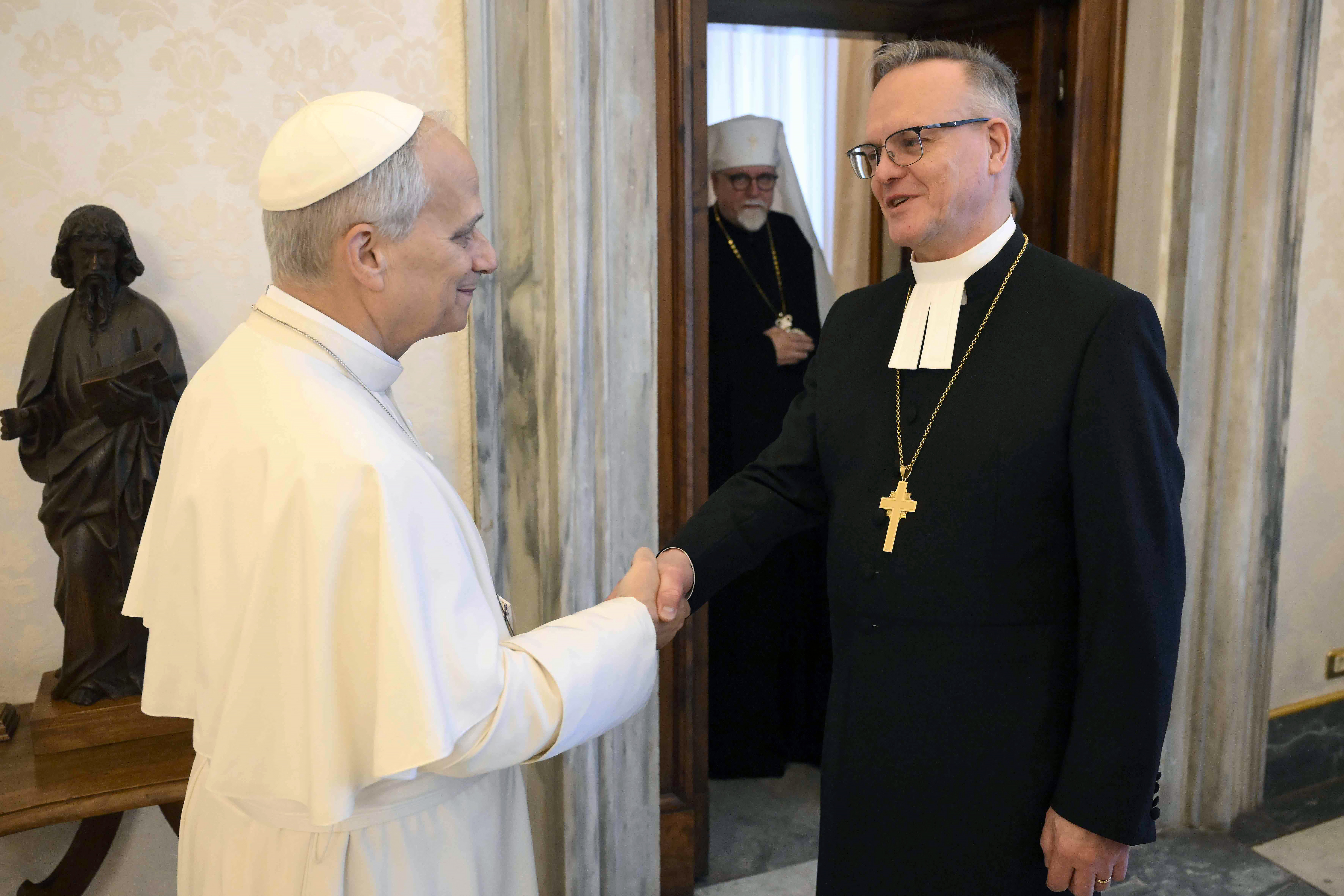 Kaksi miestä kättelee.