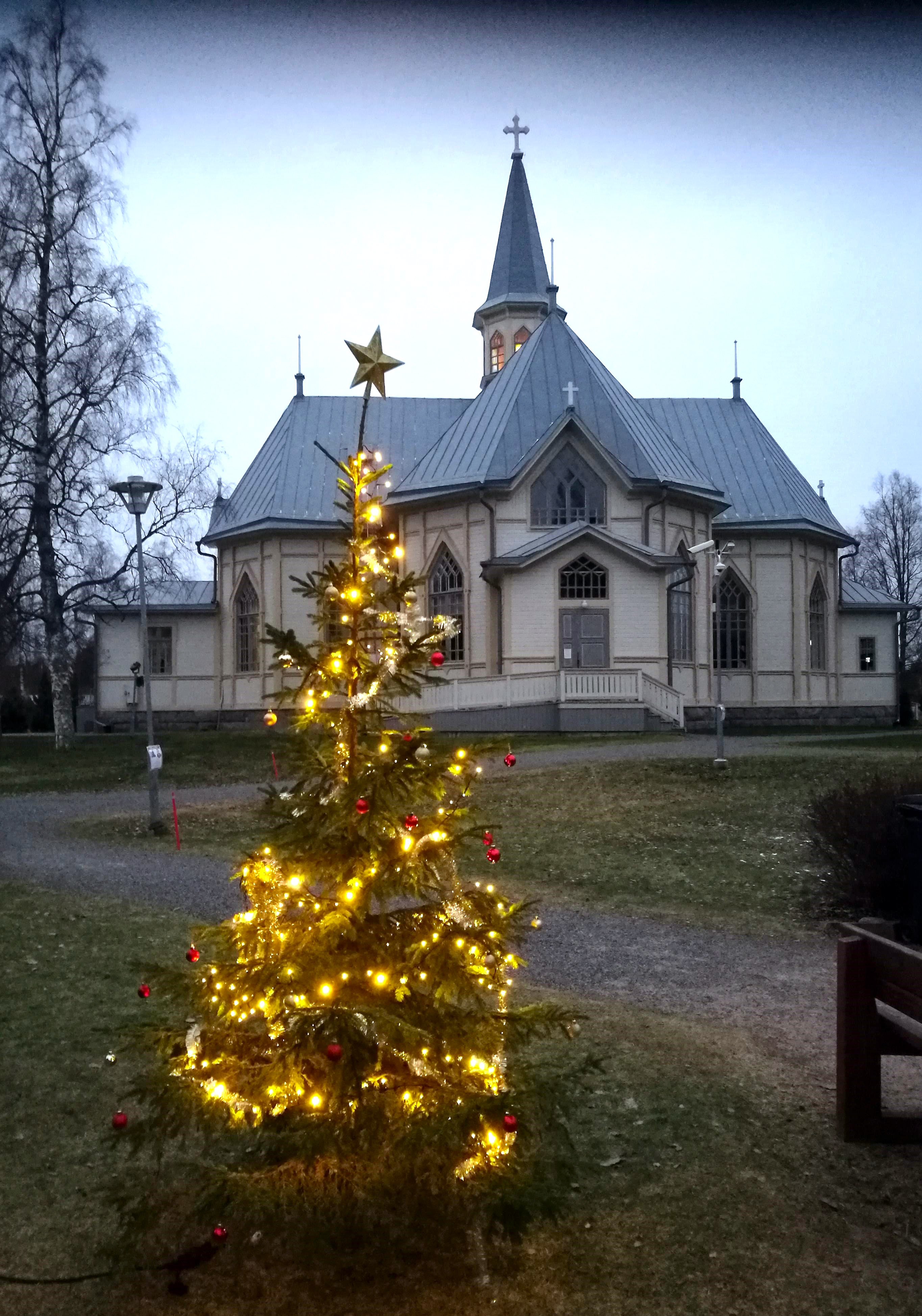 Koristeltu joulukuusi Kälviän kirkon edessä.