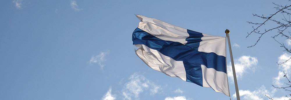 Suomen lippu liehuu.