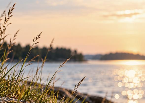 Merinen maisema auringonlaskussa.